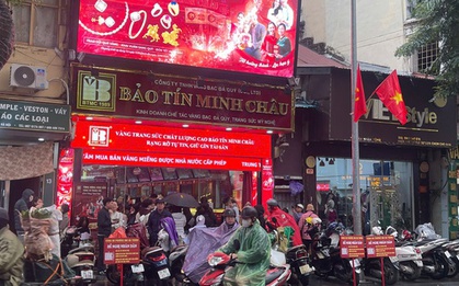 Bảo Tín Minh Châu cơ sở Trần Nhân Tông ngừng bán vàng: Dòng người vẫn dầm mưa chờ đợi
