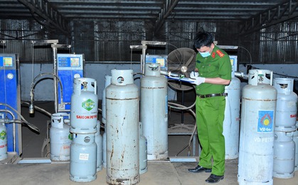 Triệt phá đường dây gas giả: Đồng loạt khám xét 10 địa điểm, thu giữ gần 4.000 bình, 14 xe ô tô