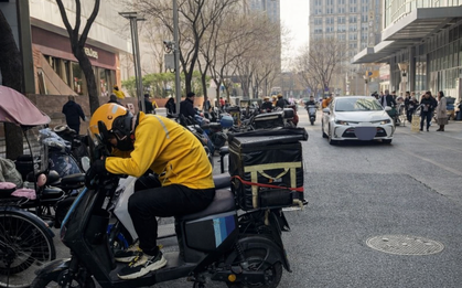 Thất nghiệp, thạc sĩ Triết học U40 đi làm shipper giao đồ ăn