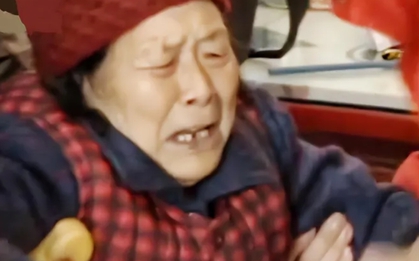 Đỡ 1 bà cụ bị ngã đứng dậy, cậu bé bất ngờ bị vu oan, cái kết khiến ai cũng hả hạ: Tà không thắng chính!