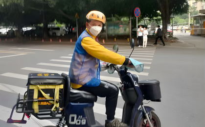 Shipper 43 tuổi ban ngày làm văn phòng, tối mở app đi giao đồ ăn: Kiếm thêm gần 12 triệu/tháng!