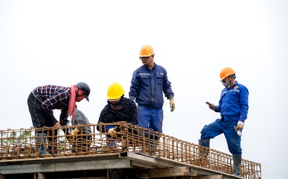 Công nhân làm việc xuyên lễ, đẩy nhanh tiến độ thông xe kỹ thuật hầm chui 778 tỷ đồng ở Hà Nội