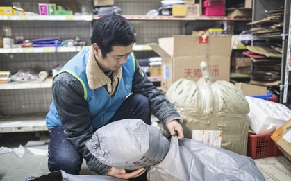 Phát hiện một Phó Giáo sư đại học đi làm shipper, trả lương nhân viên 30 triệu đồng/ tháng: "Thành tựu lớn nhất không phải tiền bạc"