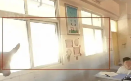 Vụ việc kỳ lạ nhất năm: Hiệu trưởng mất chức vì cái... rèm cửa còn một nữ giáo viên khiến khắp MXH ngợi khen vì sự dũng cảm!