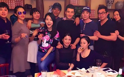 Thanh toán xong bữa họp lớp rồi lặng lẽ rời đi, lớp trưởng "đứng hình" khi nhận được khoản chuyển 350 triệu từ bạn cũ