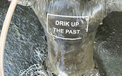 Phát hiện thi thể nổi trên mặt nước có mặc áo chữ "Drik Up The Past"