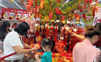 ‘Biển người’ xếp hàng dài chờ ăn uống, mua sắm dịp nghỉ Tết Dương lịch