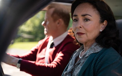 Xem phim Sex Education, hòn đá đè nặng trong tim tôi bấy lâu cuối cùng rơi xuống: Gia đình tôi được "giải thoát" thật rồi!