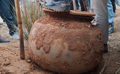 Phát hiện chiếc bình "bí ẩn" nặng 150kg được chôn trên cánh đồng