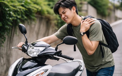 Đau tay khi dắt xe máy lên dốc, siêu âm mới 'lộ diện' thủ phạm