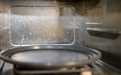 Lò vi sóng sạch bong kin kít khi được vệ sinh bằng cách này - không phải chà rửa