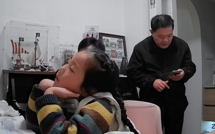 Bé gái ngủ gật khi làm bài tập, phản ứng của người cha đã trả lời cho câu hỏi: Chúng ta cần con giỏi hay cần con hạnh phúc?