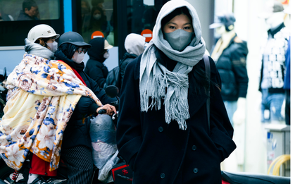 Những hình ảnh "lạ" trong sáng Hà Nội lạnh 12 độ C: Người dân đốt lửa, bạn trẻ trùm cả chăn đi đường