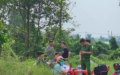 Người bán hoa quả chết treo cổ trên cây ven đường ở TPHCM