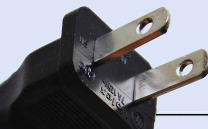 Hơn 90% người dùng đồ điện không biết công dụng của 2 chiếc lỗ nhỏ trên phích cắm dẹt