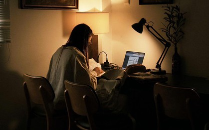 Đi cà phê một mình với nhiều tài sản giá trị thì phải xoay xở sao khi cần đi vệ sinh?