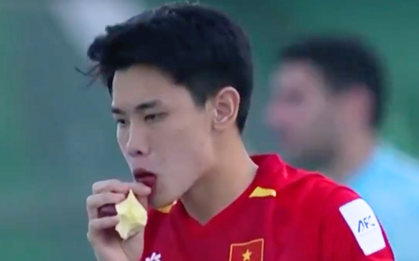 Viral khoảnh khắc hotboy Đình Bắc ăn táo cực thư giãn khi U23 Việt Nam thắng dễ U23 Jordan