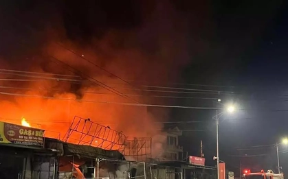 Cháy lớn thiêu rụi 2 căn nhà kinh doanh điện máy, điện lạnh ở Phú Thọ