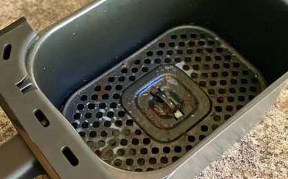 Nồi chiên không dầu sạch bất ngờ khi được vệ sinh bằng thứ này - không phải chanh