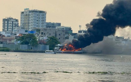 Du thuyền trên sông Sài Gòn bốc cháy, khói bốc cao hàng chục mét