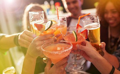 Gen Z vẫn đi bar, nhưng họ uống theo cách riêng của mình