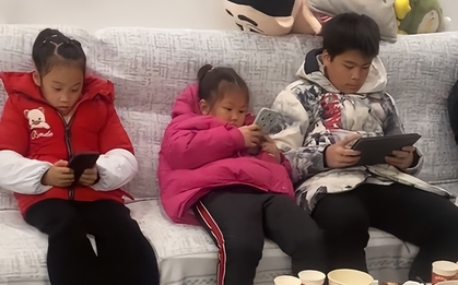 Cảnh tượng 8 đứa trẻ cắm mặt vào điện thoại trong buổi họp mặt gia đình gây ám ảnh