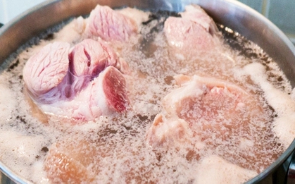 Luộc thịt nên thả nước lạnh hay đợi nước sôi? Chuyên gia giải đáp 1 câu khiến nhiều người lập tức thay đổi suy nghĩ