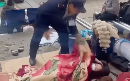 Clip bảo vệ Bệnh viện Bạch Mai ném chăn người nhà bệnh nhân gây "bão" mạng: Bệnh viện nói gì?