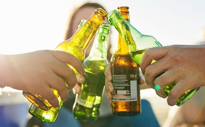 Tại sao những chai bia nhất định phải là màu nâu hoặc xanh lá? Đằng sau nó là cả 1 sự thật thú vị