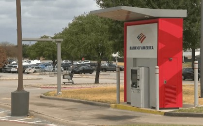 Phát hiện túi chứa hơn 3 tỷ đồng tiền mặt nằm chỏng chơ trên nóc cây ATM