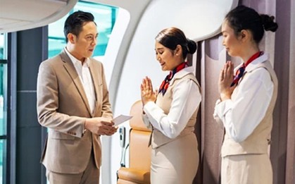Vì sao tiếp viên hàng không nhìn vào giày của hành khách khi lên máy bay?
