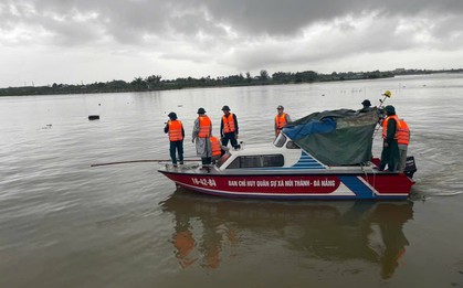 Nghe tiếng sét đánh, người vợ quay lại thấy chồng rơi xuống sông mất tích