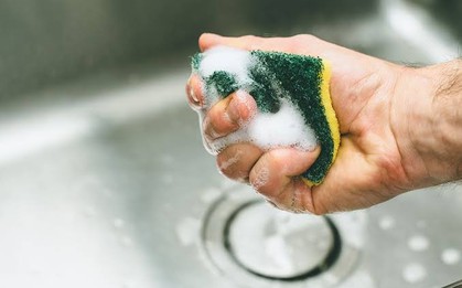 Lời khuyên cho những gia đình đang dùng miếng bọt biển để rửa bát