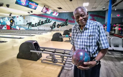 Cụ ông 100 tuổi vẫn đi chơi bowling hàng tuần chia sẻ bí quyết trường thọ