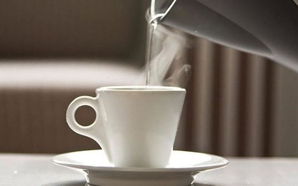 Vì sao nên uống 1 ngụm nước lọc ấm trước khi đi ngủ?