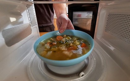 Lời khuyên của bác sĩ đến TẤT CẢ CÁC GIA ĐÌNH hay hâm nóng thức ăn bằng lò vi sóng