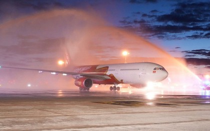Đúng tối 10/10, một máy bay đặc biệt của Vietjet được chào đón bằng nghi thức phun vòi rồng tại sân bay Cộng hòa Séc