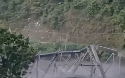 Video khoảnh khắc lũ quét kinh hoàng vò nát cây cầu ở Nepal
