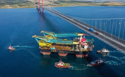 Phát hiện khối sắt khổng lồ cao 135m di chuyển cùng đoàn hộ tống, bất ngờ hạ xuống còn 57m để thực hiện nhiệm vụ đặc biệt