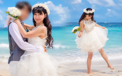 Tái hôn với người đàn ông kém con trai mình 6 tuổi, nhan sắc cô vợ U70 khiến người ta thốt lên "quá đỉnh"
