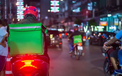 Tốt nghiệp thạc sĩ Oxford, chàng trai làm shipper giao đồ ăn, kiếm 4,2 triệu/ngày