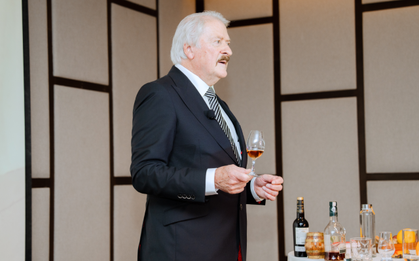 Người sở hữu “chiếc mũi 2,5 triệu USD” đến Việt Nam, mang theo chai whisky chỉ có 2 bộ trên toàn thế giới