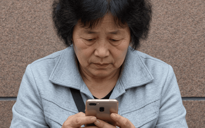 Nghiện xem phim ngắn “trùng sinh, tổng tài”, người phụ nữ 57 tuổi đầu đau "như búa bổ"
