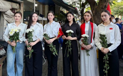 Nghệ sĩ mang hoa trắng tham dự lễ viếng đưa 731 hài cốt liệt sĩ về nơi an nghỉ