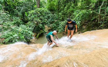 Phát hiện thác nước kỳ lạ ở nước láng giềng Việt Nam, nước đổ ào ào nhưng du khách vẫn leo ngược ầm ầm
