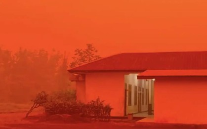 Bầu trời chuyển màu cam nâu ở Indonesia, khói mù độc hại phủ kín thành phố