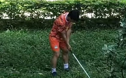 Công Phượng chơi golf ngoài vườn