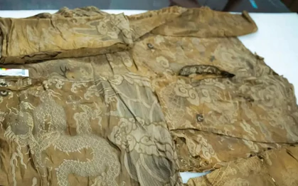 Bí mật về sợi lông công trên long bào vua Lê