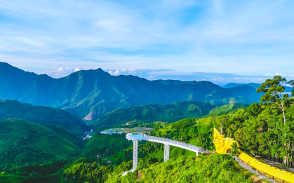 Việt Nam có công trình hình rồng dài 460 m được xác lập kỷ lục: Nối thẳng ra cầu kính, vắt ngang sườn núi ở độ cao gần 800 m, muốn lên phải đi cáp treo