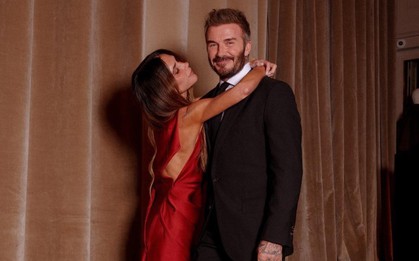 Victoria 52 tuổi vẫn diện đầm lụa sexy, tình tứ sánh đôi bên David Beckham